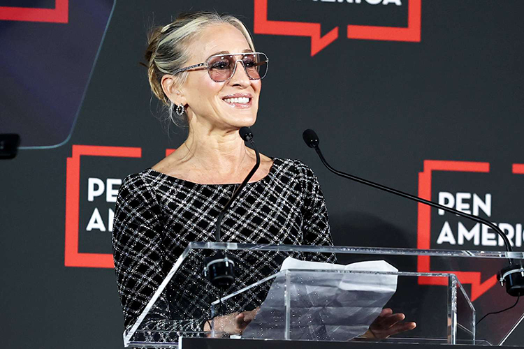 Sarah Jessica Parker at the podium in front of a PEN America backdrop.