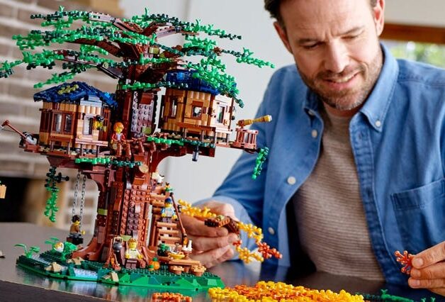 Man putting lego treehouse together