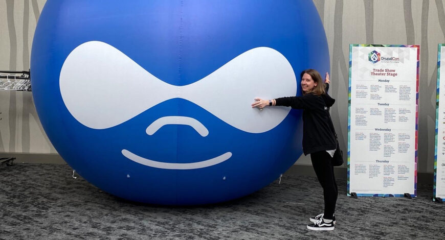 Cindy Williams hugging a large blown up Drupal icon